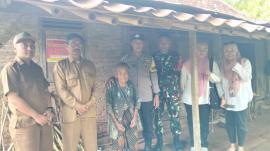 PEMASANGAN STIKER KEPADA KPM BANSOS