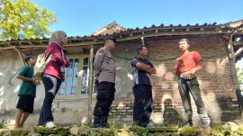 EVAKUASI POHON TUMBANG AKIBAT ANGIN KENCANG